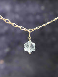 Charm fleur en quartz à tourmaline, bijou en gemme naturelle SOLYA