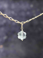 Charm fleur en quartz à tourmaline, bijou en gemme naturelle SOLYA