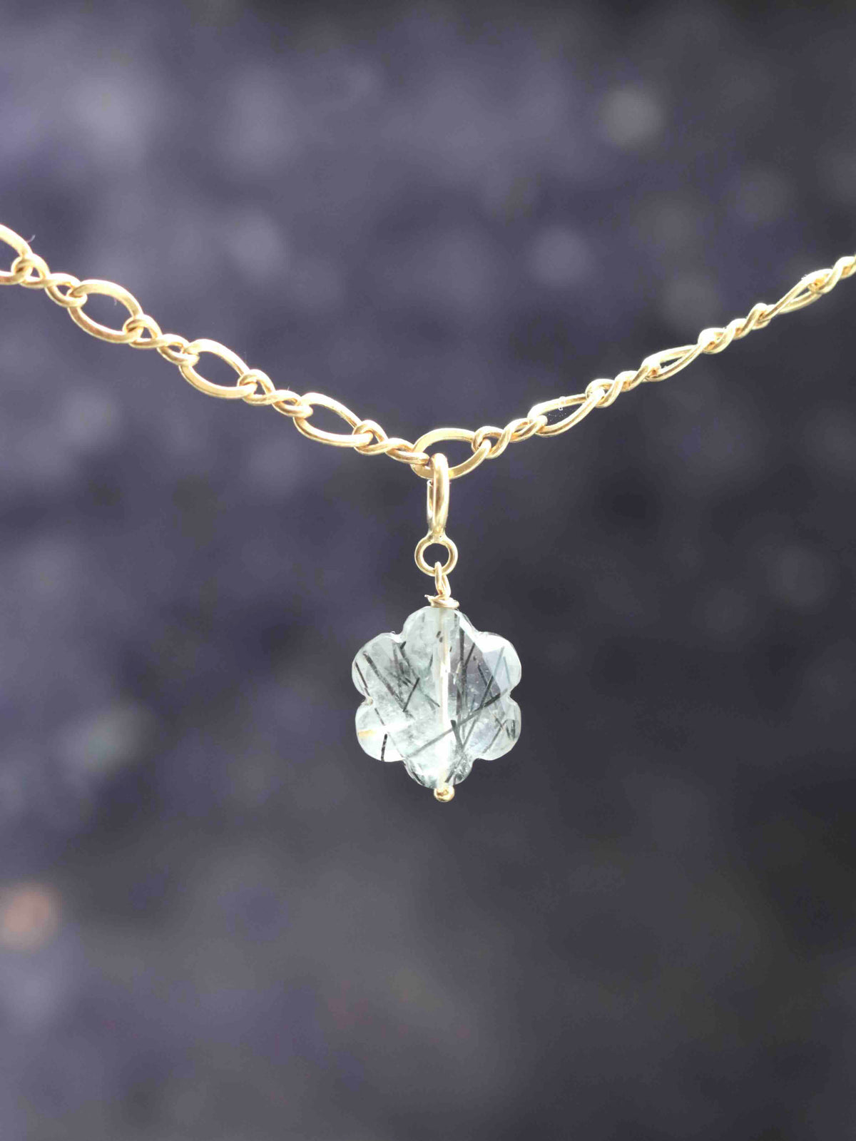 Charm fleur en quartz à tourmaline, bijou en gemme naturelle SOLYA