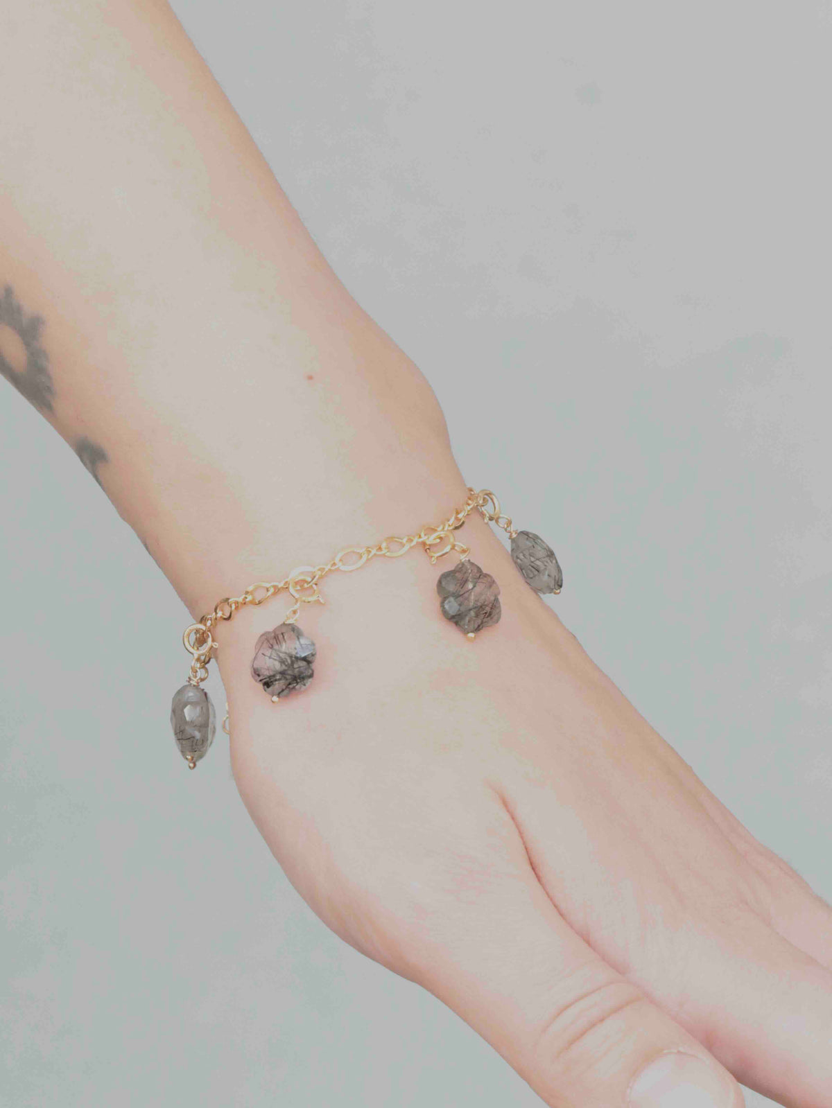 Bracelet Gold-filled 14K orné du charm fleur en quartz à tourmaline