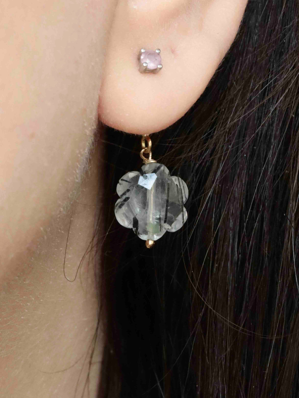 Charm fleur en quartz à tourmaline porté à l’oreille

