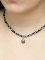 Collier Gold-filled 14K avec charm fleur en quartz à tourmalines