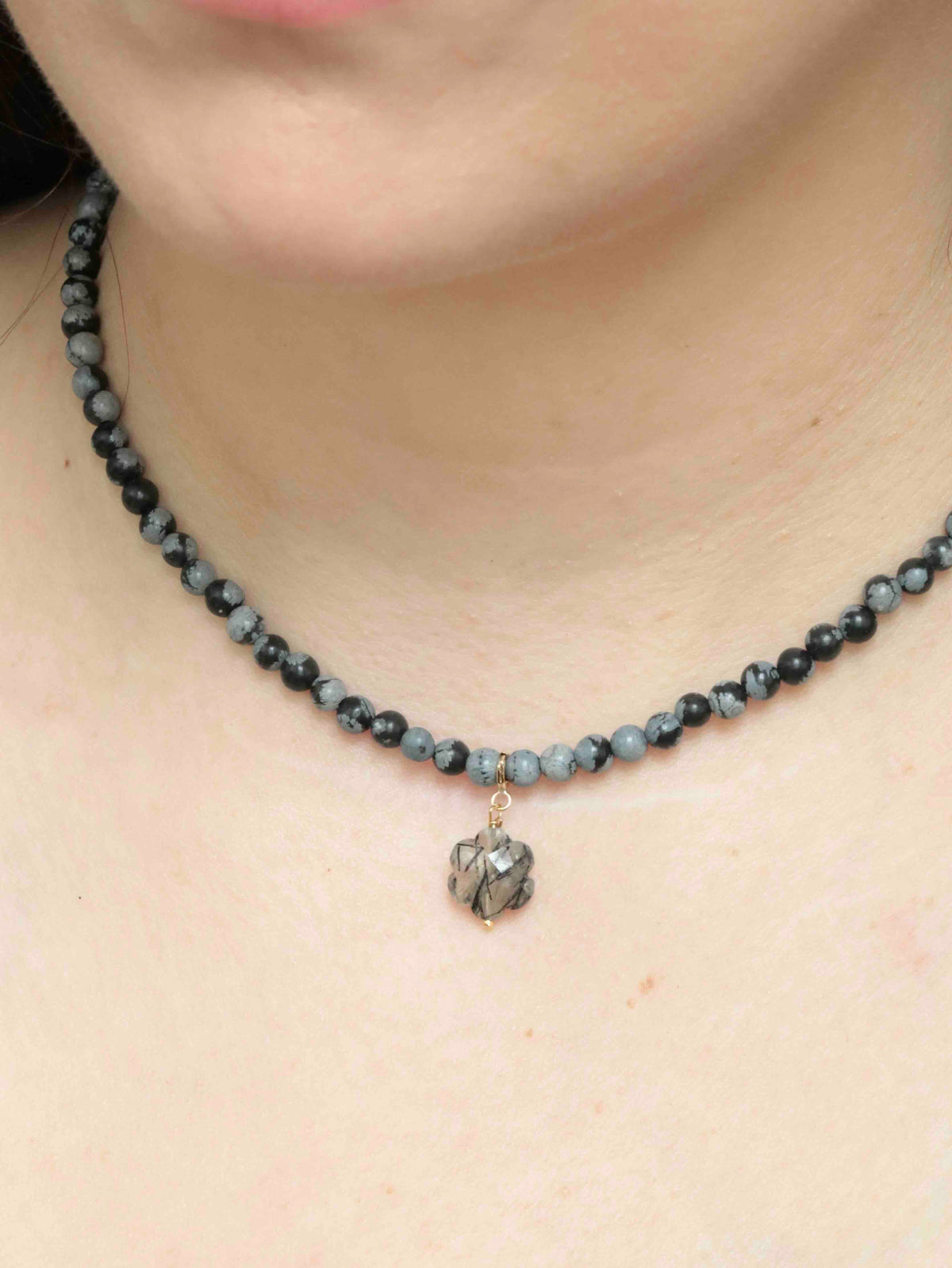 Collier Gold-filled 14K avec charm fleur en quartz à tourmalines