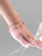 Charm lune en Pierre de Lune porté sur bracelet à charms Gold-filled 14K SOLYA — bijou personnalisable