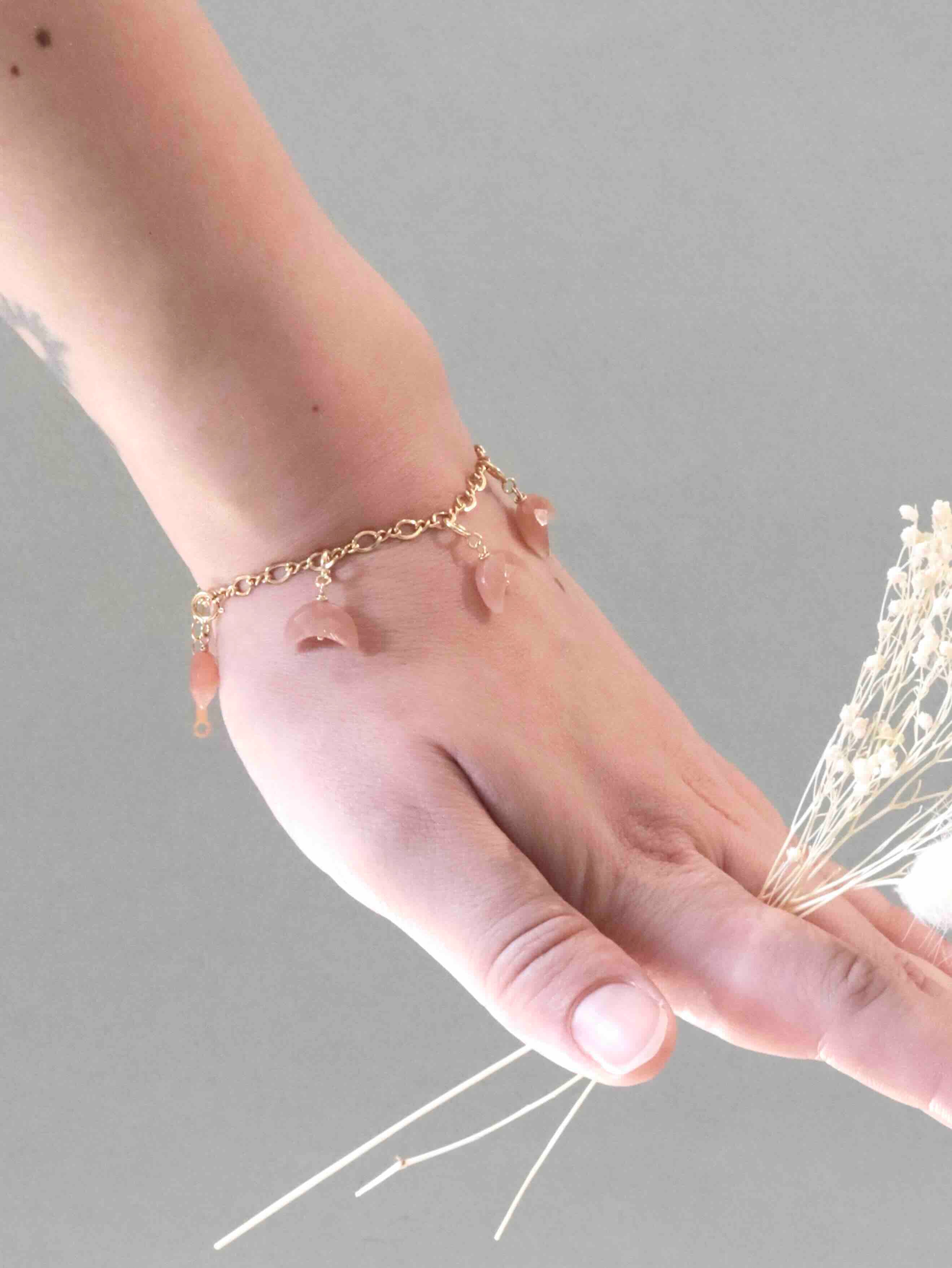 Charm lune en Pierre de Lune porté sur bracelet à charms Gold-filled 14K SOLYA — bijou personnalisable