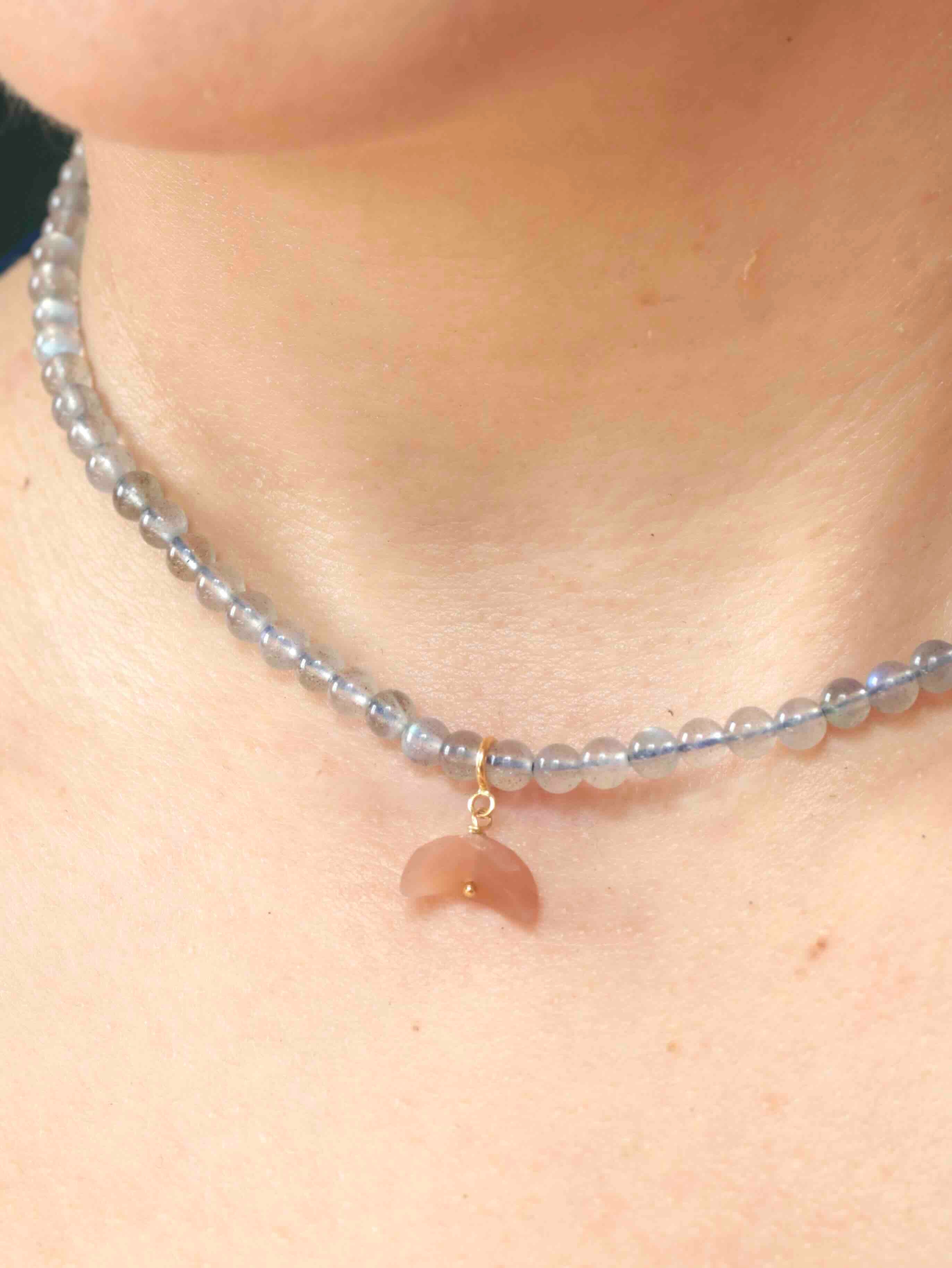 Charm lune en Pierre de Lune porté sur collier Gold-filled 14K SOLYA — bijou polyvalent