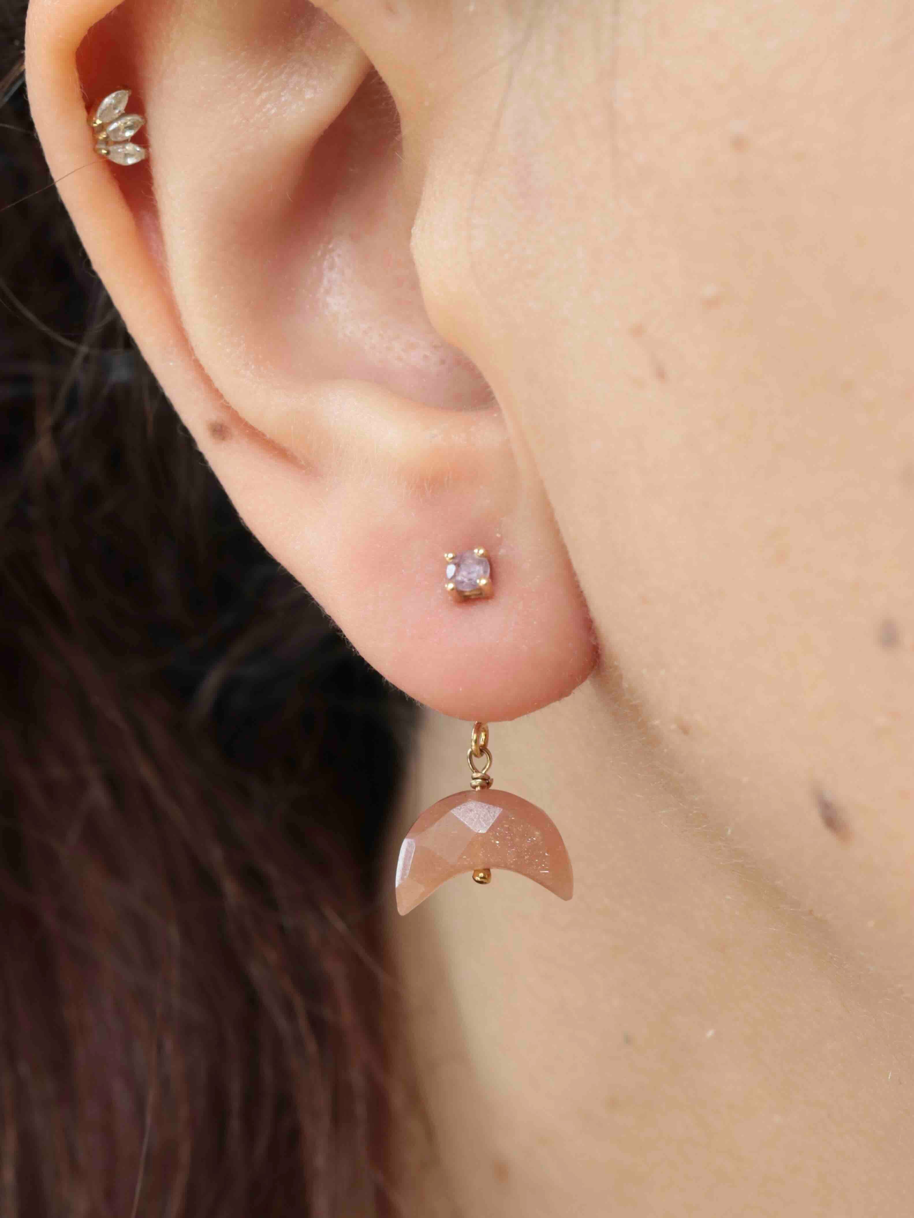 Charm lune en Pierre de Lune porté à l'oreille en Gold-filled 14K SOLYA — bijou modulable