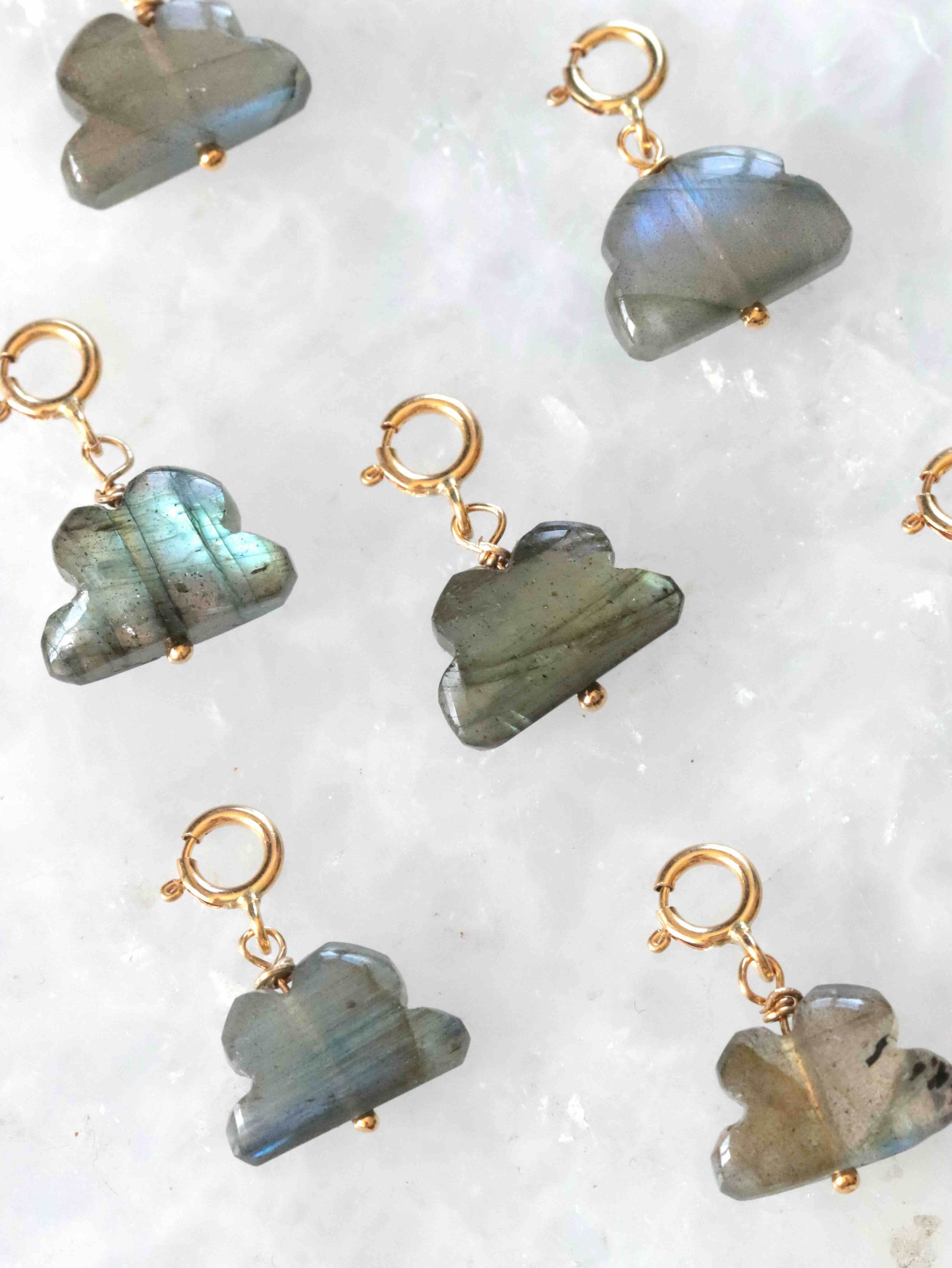 Charm nuage Labradorite taillée à la main et Gold-filled 14K SOLYA — bijou en pierres naturelles