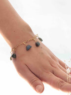 Charm nuage en Labradorite porté sur bracelet à charms Gold-filled 14K SOLYA — bijou personnalisable