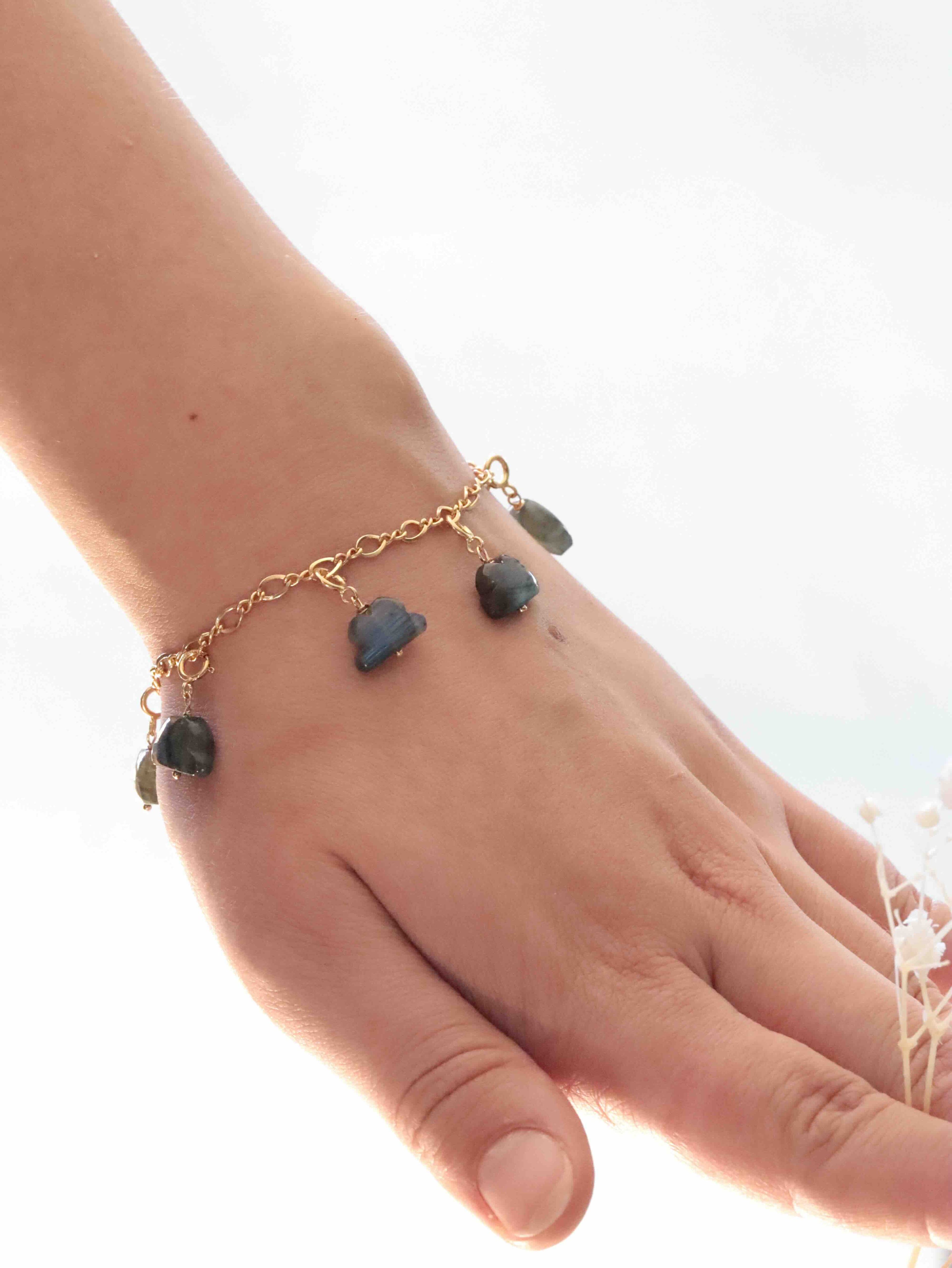 Charm nuage en Labradorite porté sur bracelet à charms Gold-filled 14K SOLYA — bijou personnalisable