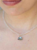 Charm nuage en Labradorite porté sur collier Gold-filled 14K SOLYA — bijou polyvalent