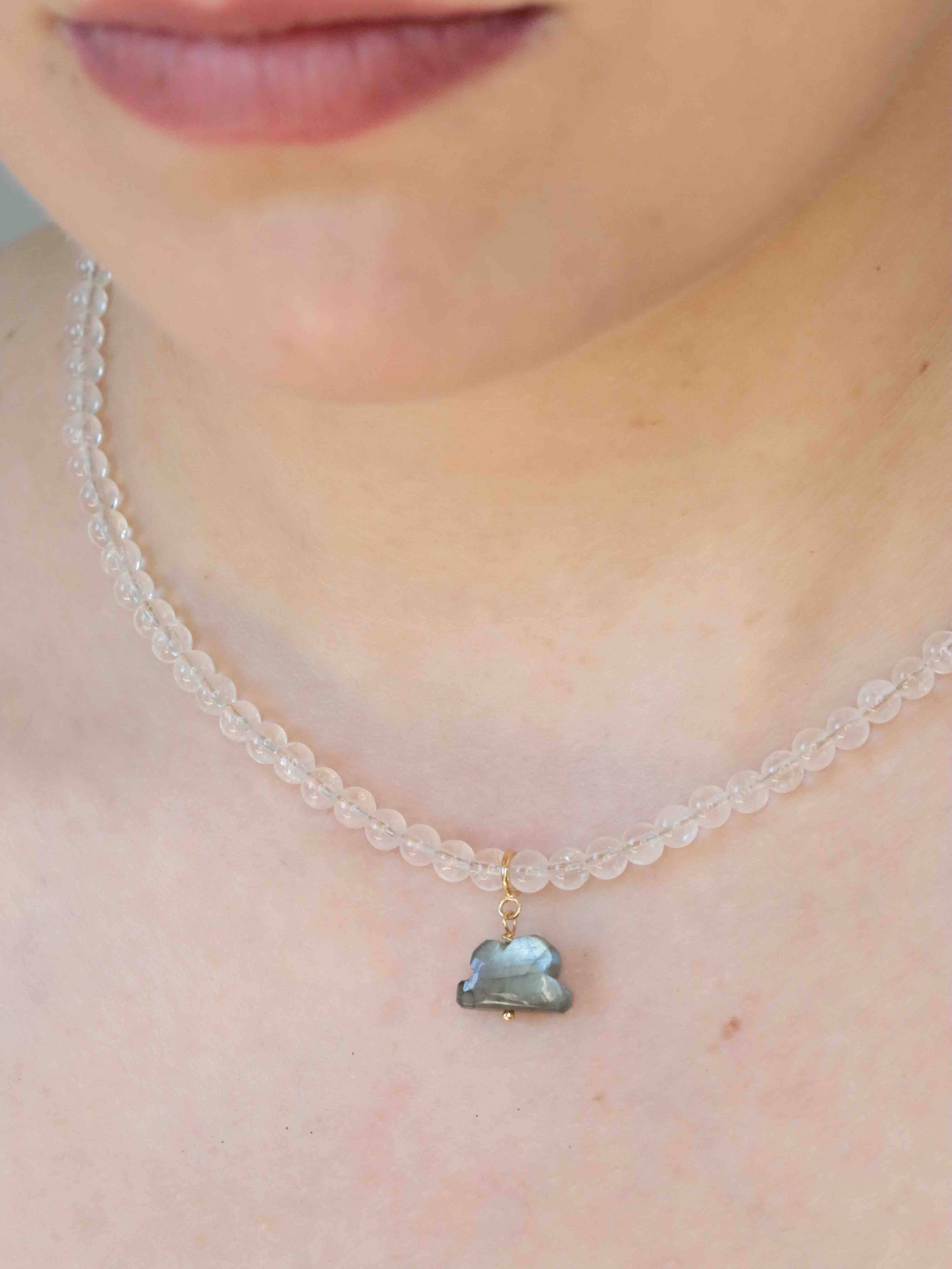Charm nuage en Labradorite porté sur collier Gold-filled 14K SOLYA — bijou polyvalent