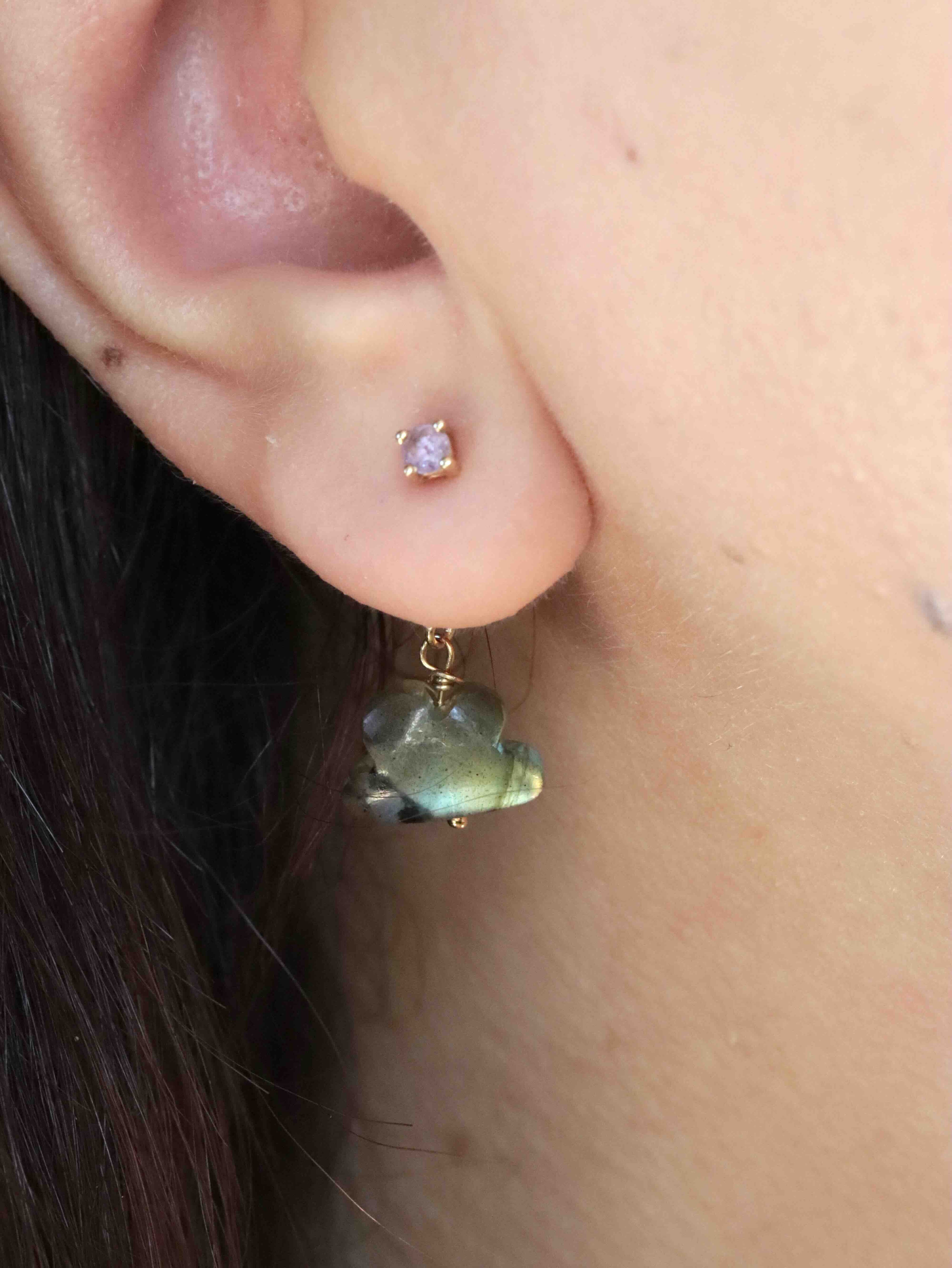 Charm nuage en Labradorite porté à l'oreille en Gold-filled 14K SOLYA — bijou modulable