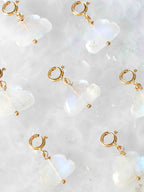 Charm nuage Pierre de Lune taillée à la main et Gold-filled 14K SOLYA — bijou en pierres naturelles