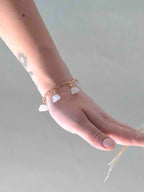 Charm nuage Pierre de Lune porté sur bracelet à charms Gold-filled 14K SOLYA — bijou personnalisable
