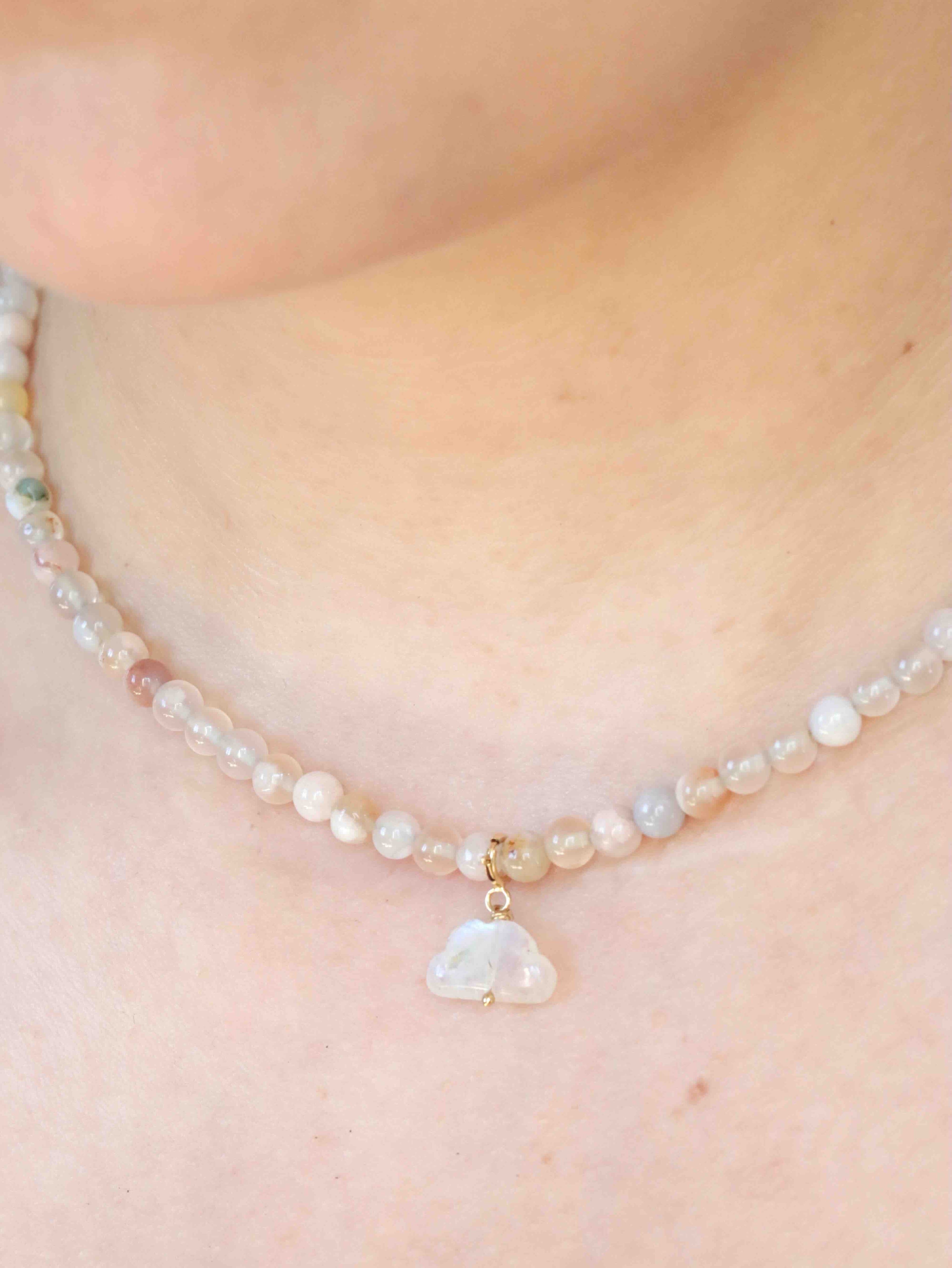Charm nuage Pierre de Lune porté sur collier Gold-filled 14K SOLYA — bijou polyvalent