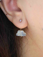 Charm nuage Pierre de Lune porté à l'oreille en Gold-filled 14K SOLYA — bijou modulable