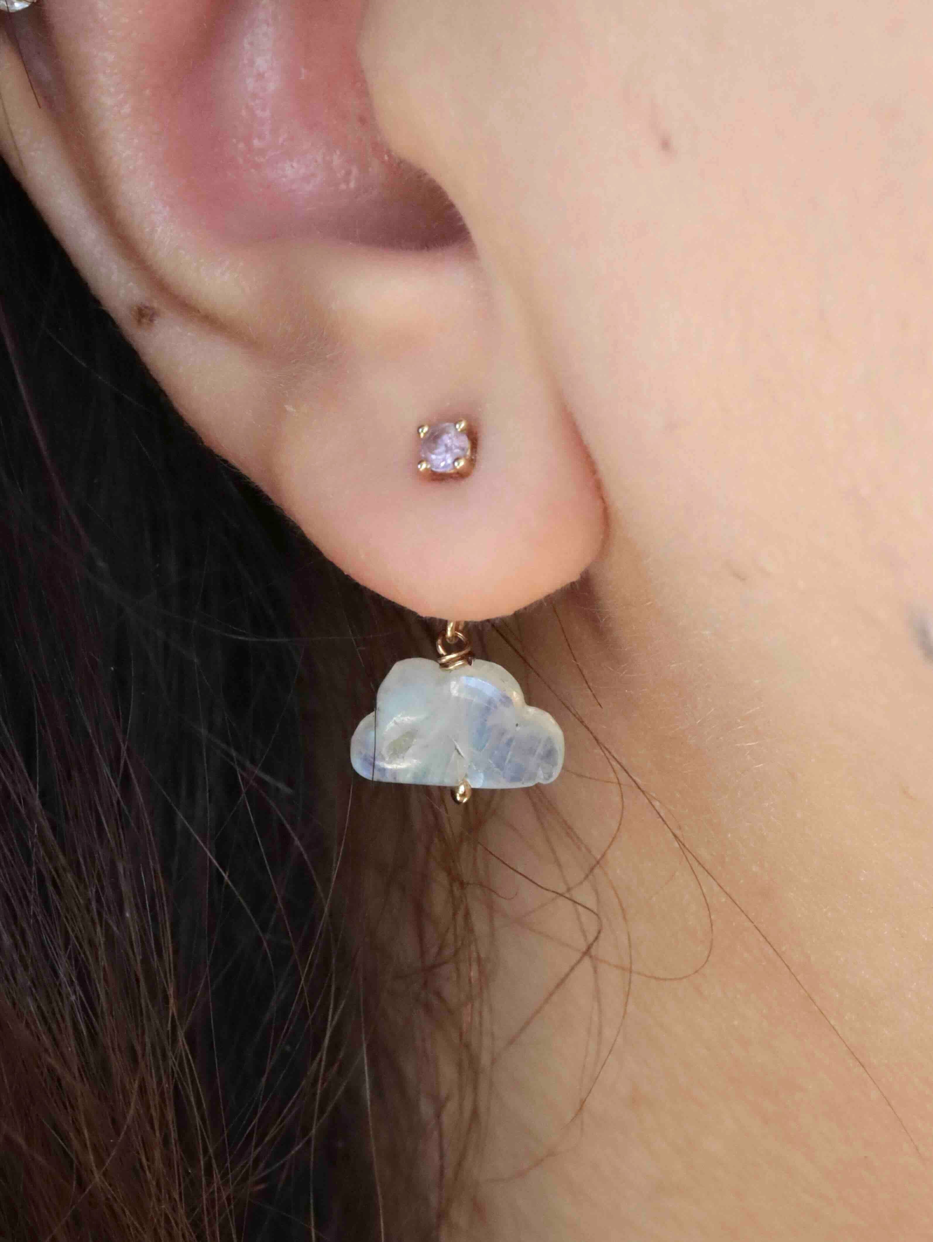 Charm nuage Pierre de Lune porté à l'oreille en Gold-filled 14K SOLYA — bijou modulable