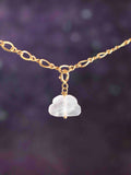 Charm nuage en quartz rose avec fermoir en gold-filled 14K, suspendu à une chaîne sur fond violet. 