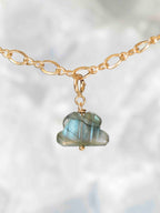 Charm nuage en Labradorite et Gold-filled 14K SOLYA — pierre de protection et de l'aurore boréale