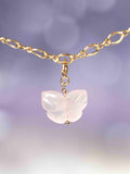 Gros plan sur le Charm papillon Quartz rose Gold-filled 14K — Pierre de l'amour SOLYA