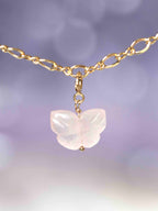 Gros plan sur le Charm papillon Quartz rose Gold-filled 14K — Pierre de l'amour SOLYA