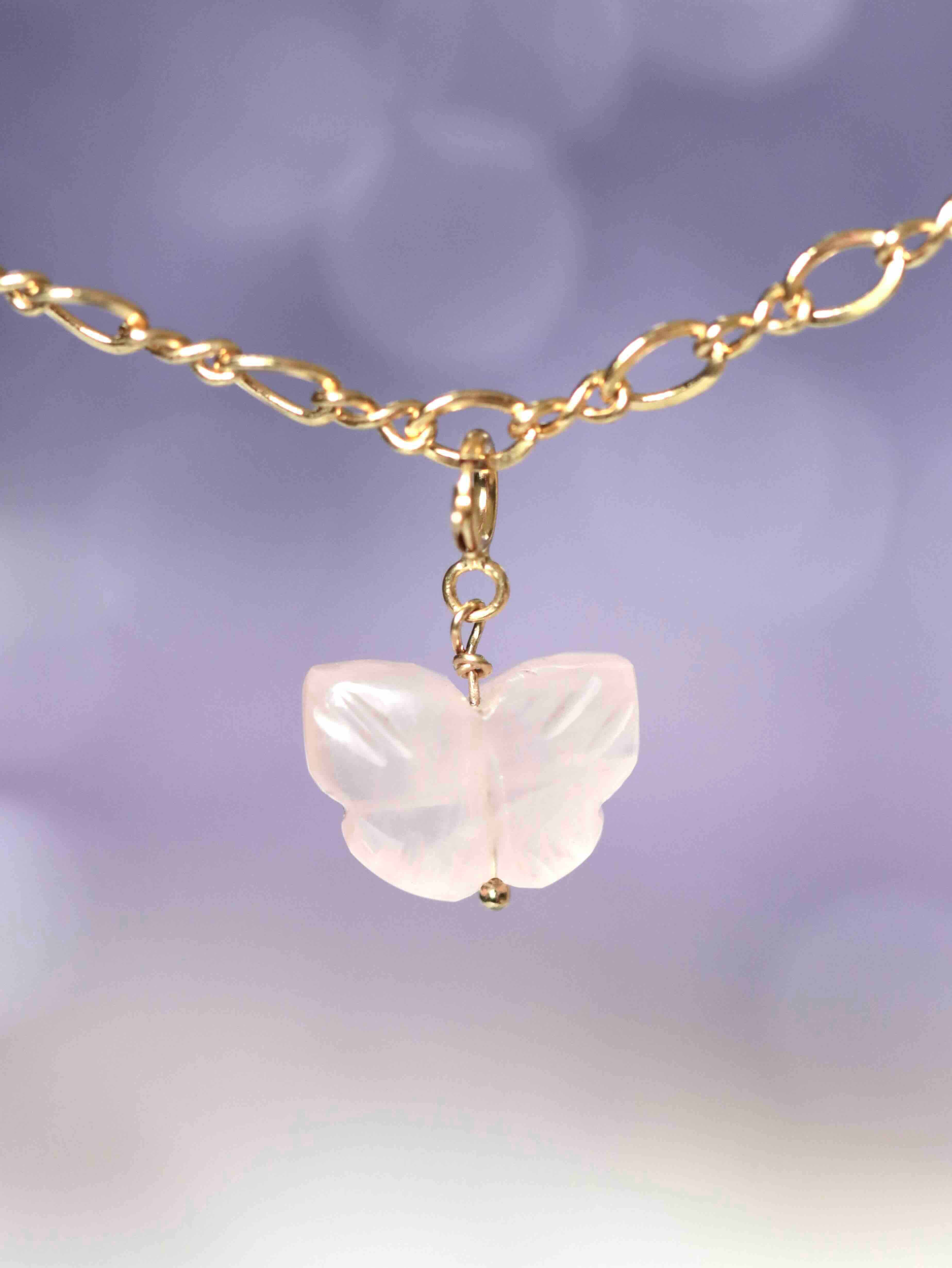 Gros plan sur le Charm papillon Quartz rose Gold-filled 14K — Pierre de l'amour SOLYA