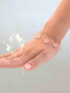 Charm papillon Quartz rose porté sur un bracelet Gold-filled 14K — SOLYA
