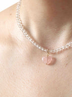 Charm papillon Quartz rose porté sur un collier SOLYA — bijou personnalisable Gold-filled 14K