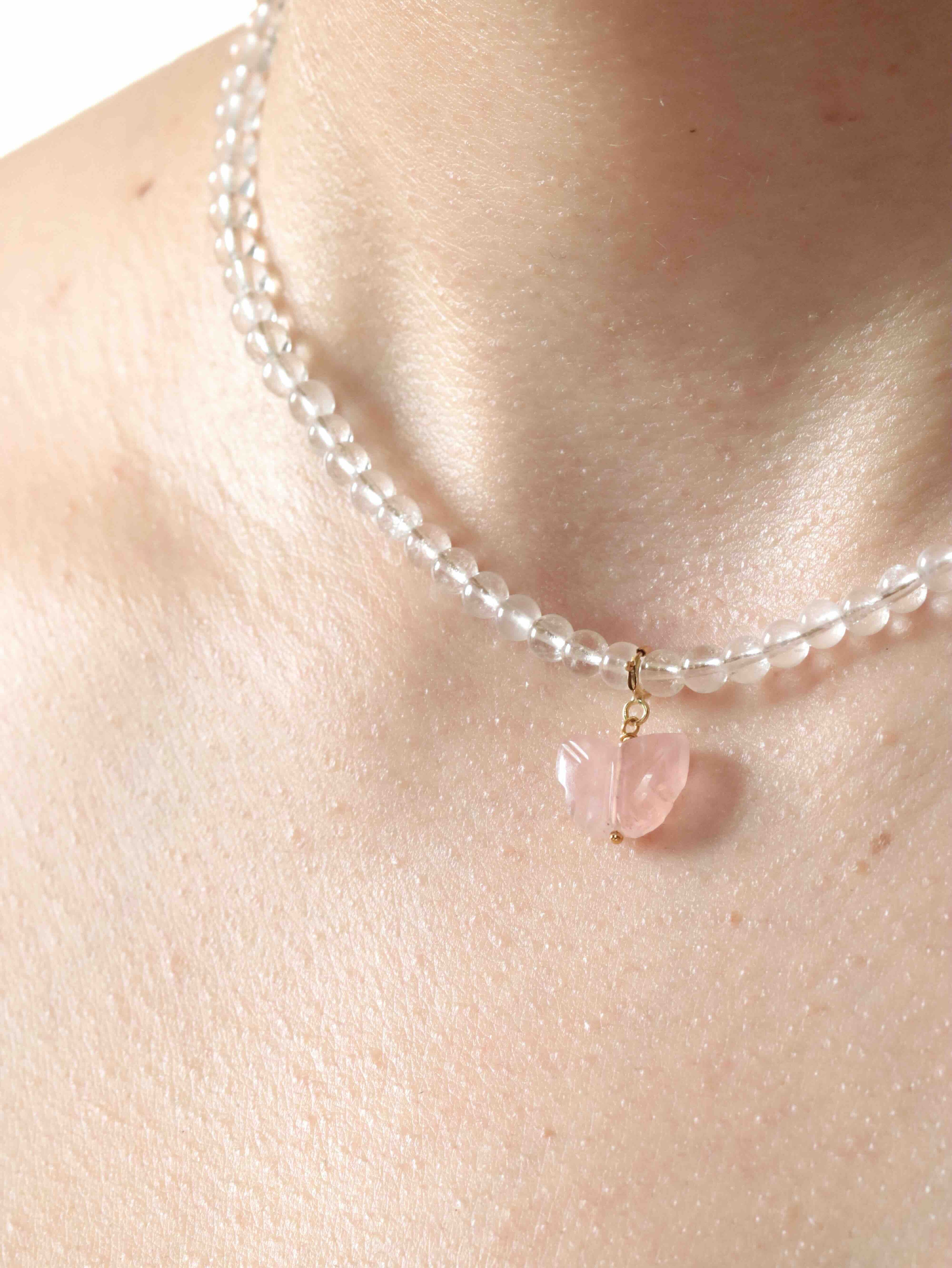 Charm papillon Quartz rose porté sur un collier SOLYA — bijou personnalisable Gold-filled 14K