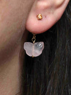 Charm papillon Quartz rose accroché à une boucle d'oreille Gold-filled 14K — SOLYA