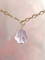 Charm patte de chien en Améthyste sur chaîne Gold-filled 14K — bijou artisanal SOLYA, pierre naturelle apaisante