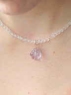 Charm patte de chien Améthyste sur collier de perles en Gold-filled 14K — SOLYA, bijou naturel et éthique