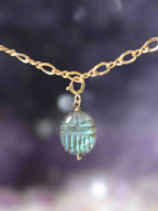 Charm scarabée en Labradorite taillée main suspendu à une chaîne Gold-filled 14K SOLYA — reflets bleu-vert irisés
