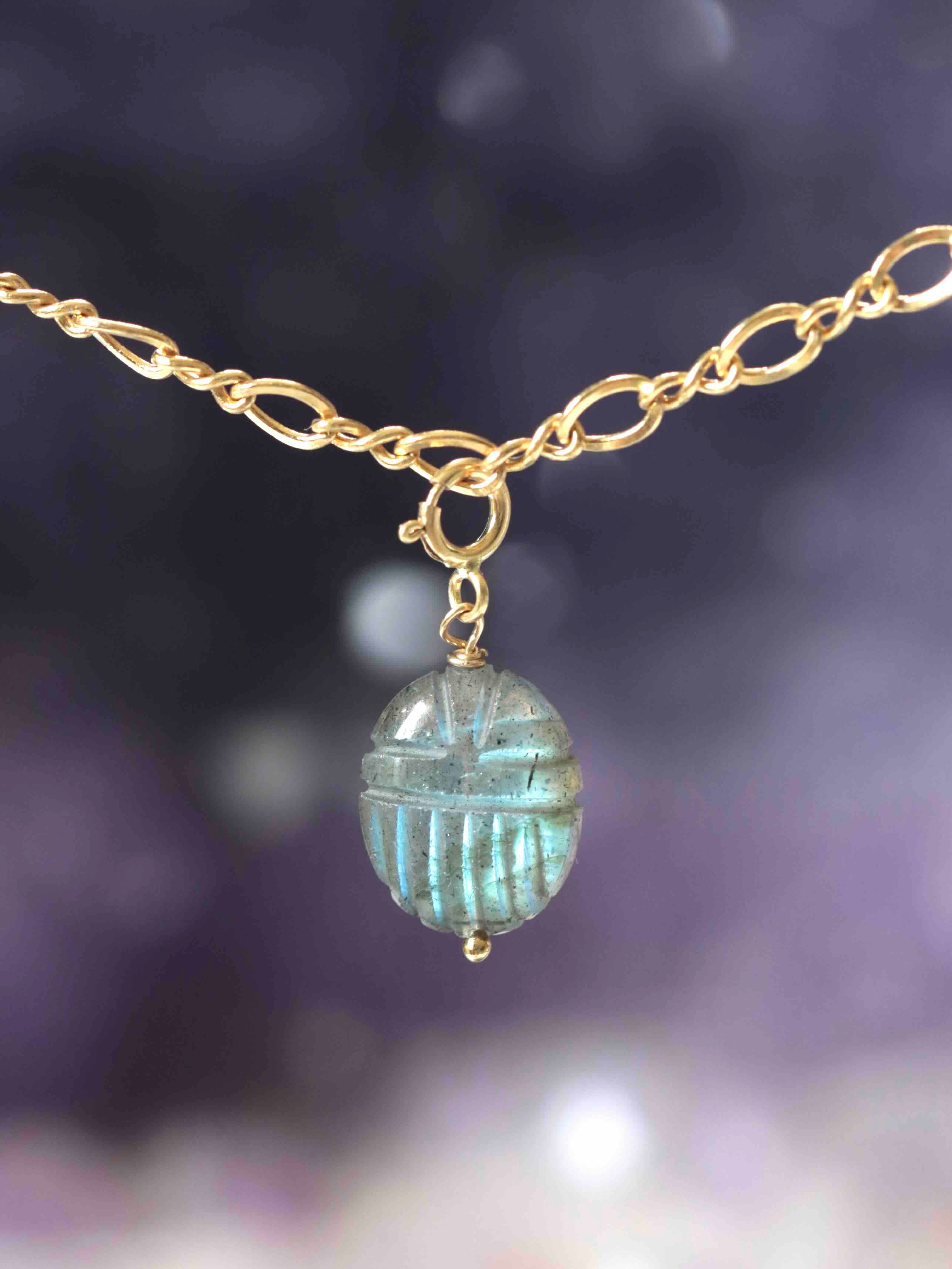 Charm scarabée en Labradorite taillée main suspendu à une chaîne Gold-filled 14K SOLYA — reflets bleu-vert irisés