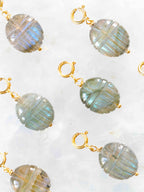 Charms scarabées en Labradorite taillée main avec anneau Gold-filled 14K — variations naturelles de teinte et de labradorescence
