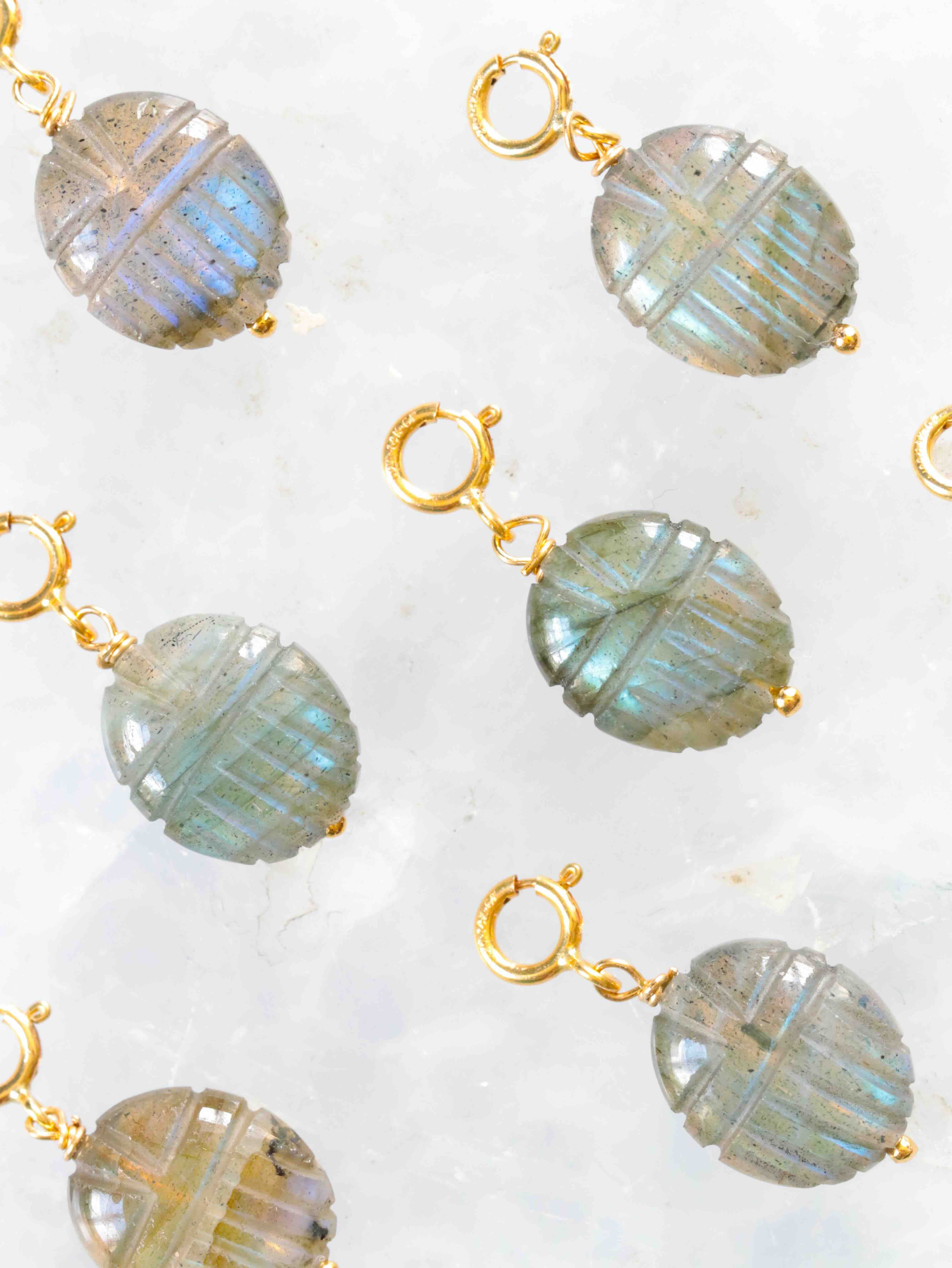 Charms scarabées en Labradorite taillée main avec anneau Gold-filled 14K — variations naturelles de teinte et de labradorescence