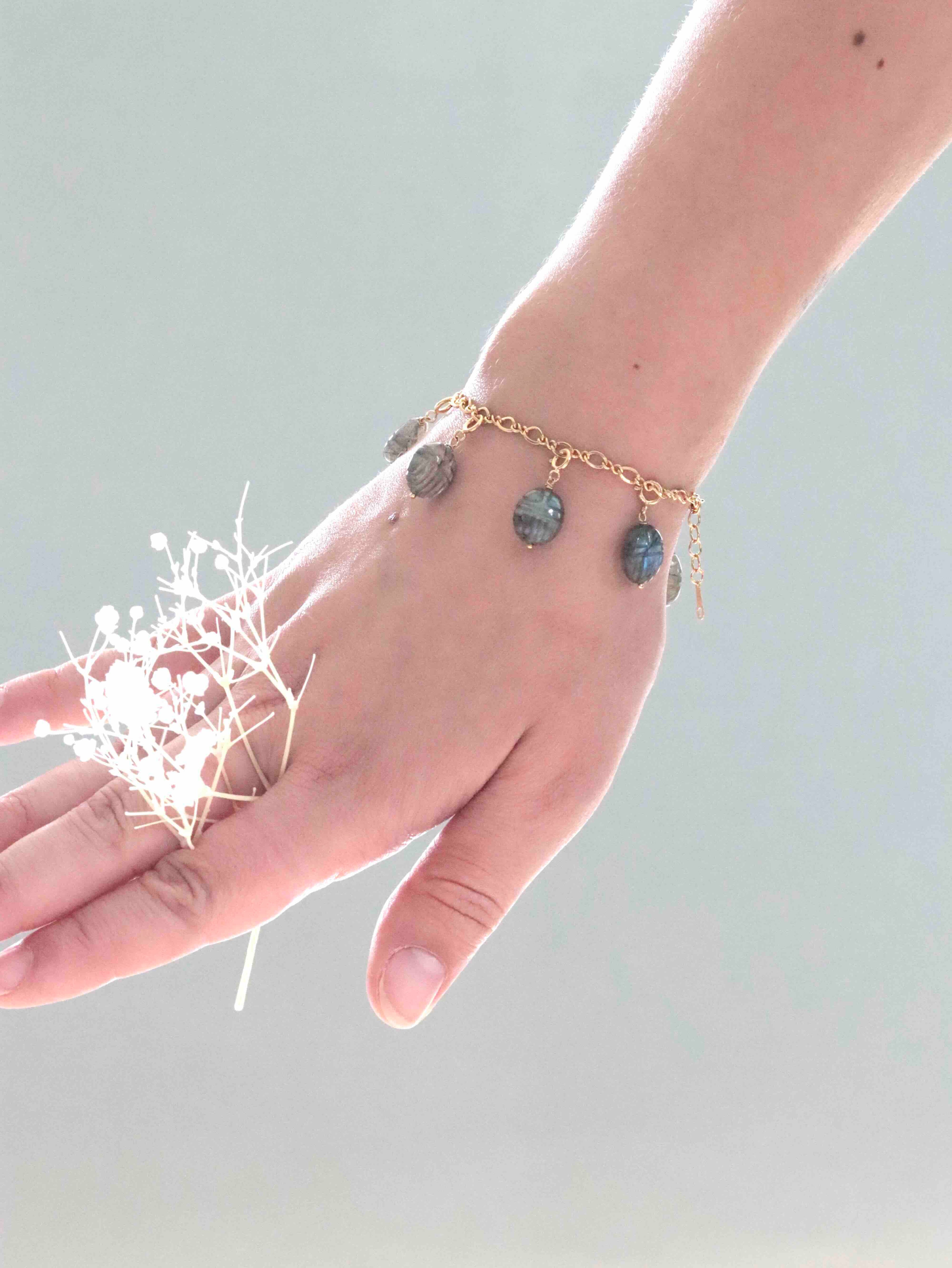 Bracelet à charms en Labradorite et Gold-filled 14K porté au poignet — bijou SOLYA