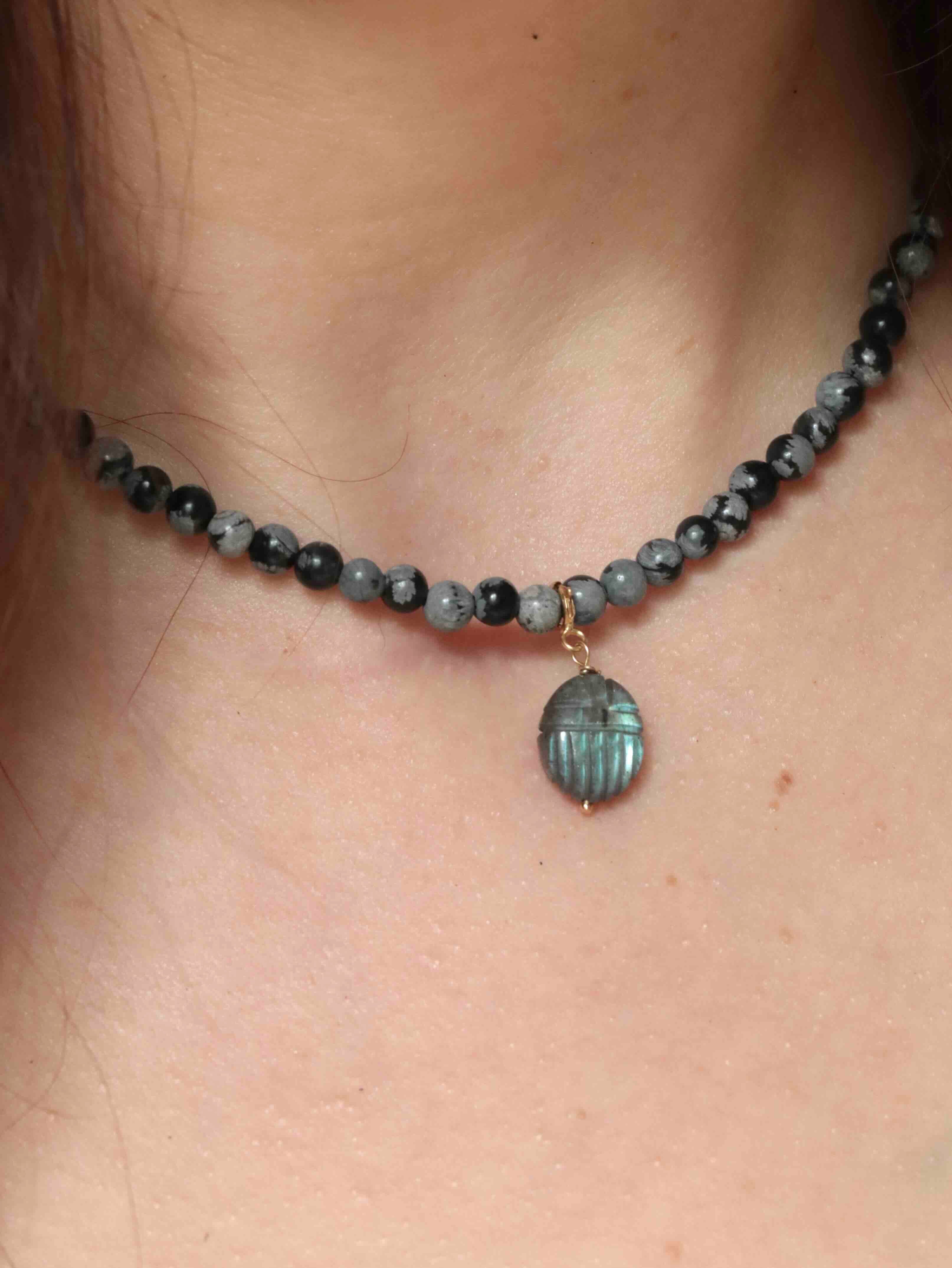 Charm scarabée en Labradorite porté sur collier de perles — bijou SOLYA polyvalent