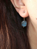 Charm scarabée en Labradorite porté en boucle d'oreille Gold-filled 14K — reflets bleus profonds