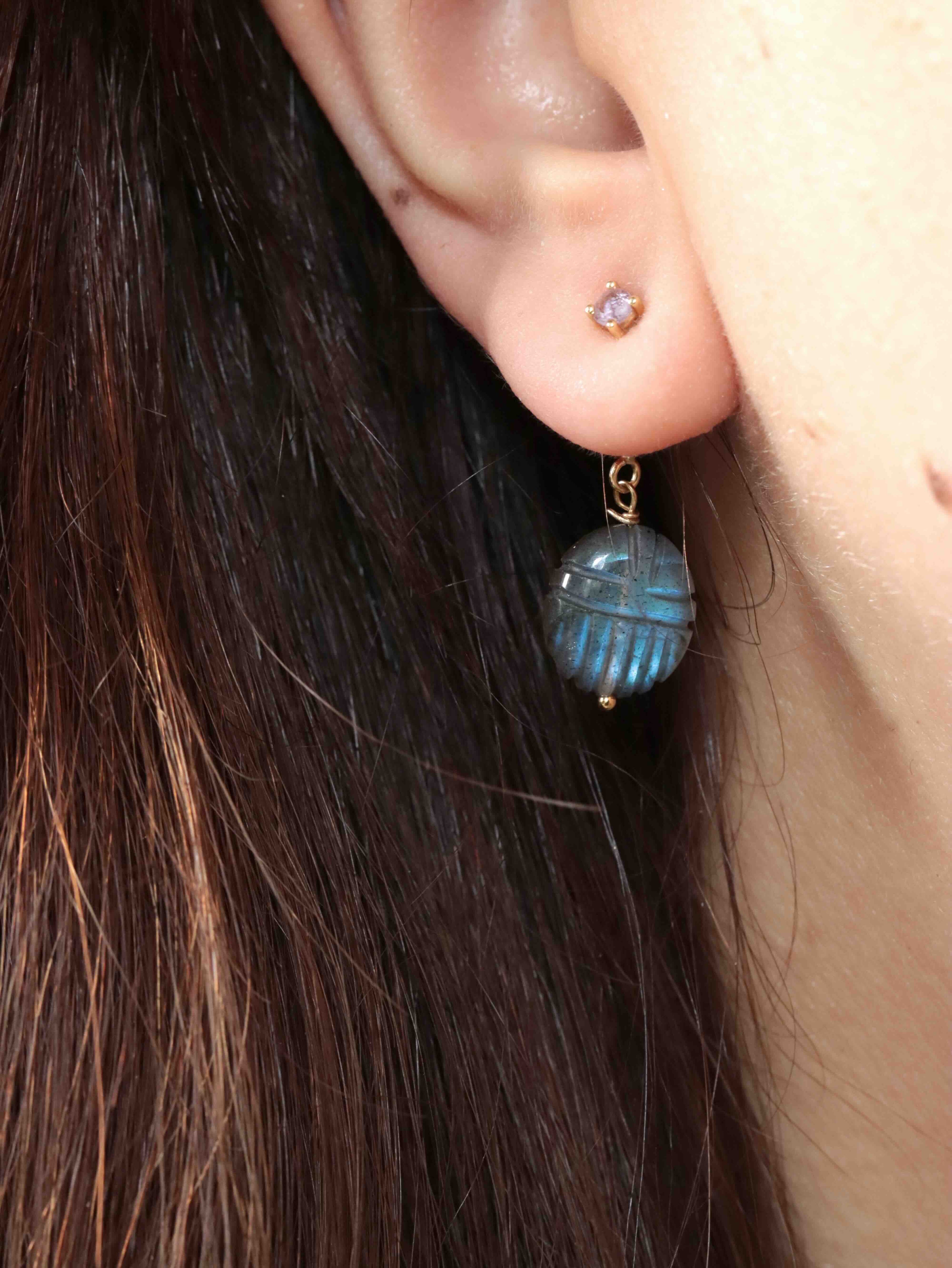 Charm scarabée en Labradorite porté en boucle d'oreille Gold-filled 14K — reflets bleus profonds