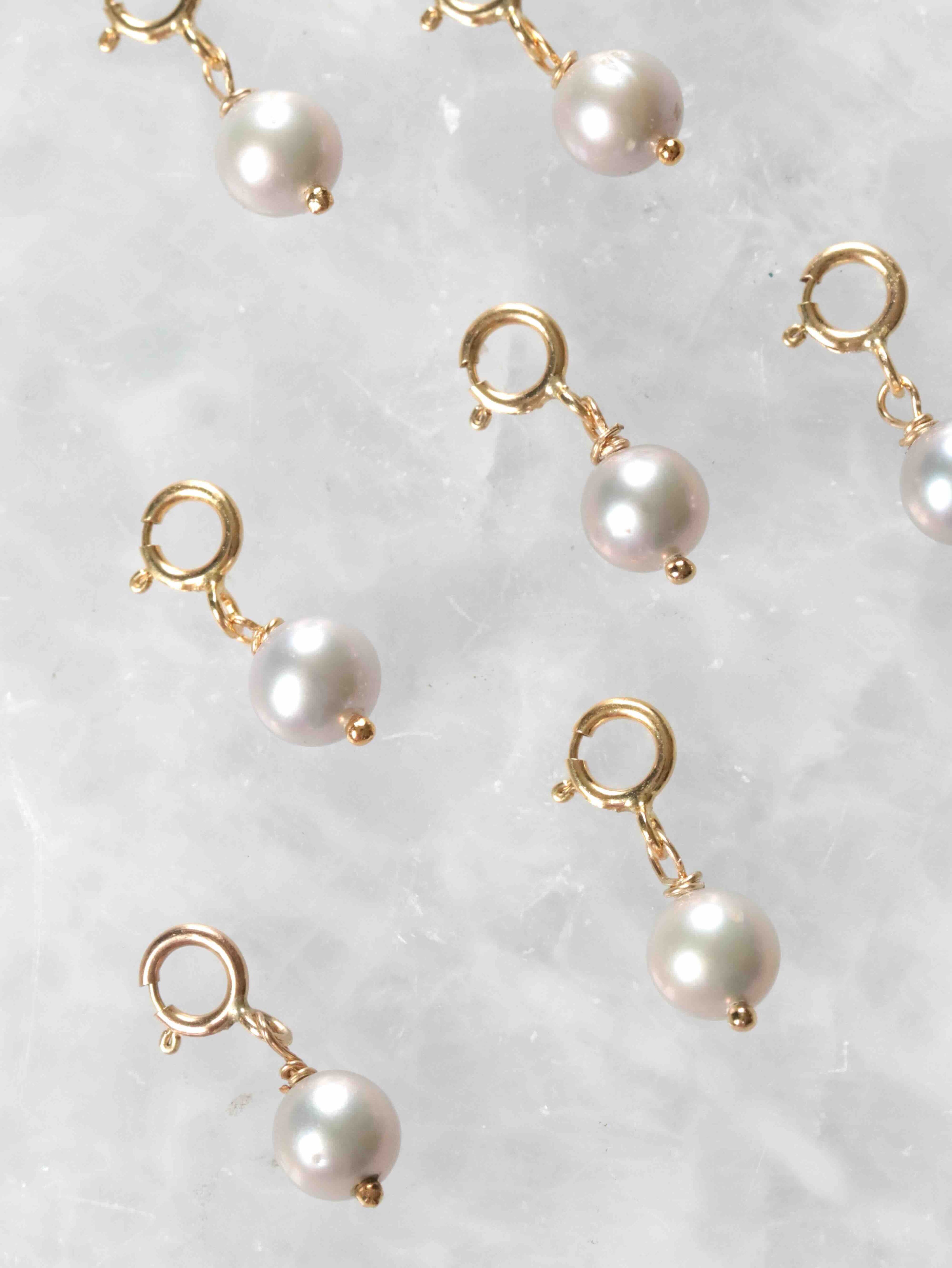 Plusieurs Charms Perle grise Gold-filled 14K à plat — SOLYA Belgique