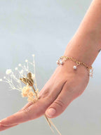 Charm Perle grise porté sur un bracelet Gold-filled 14K — SOLYA