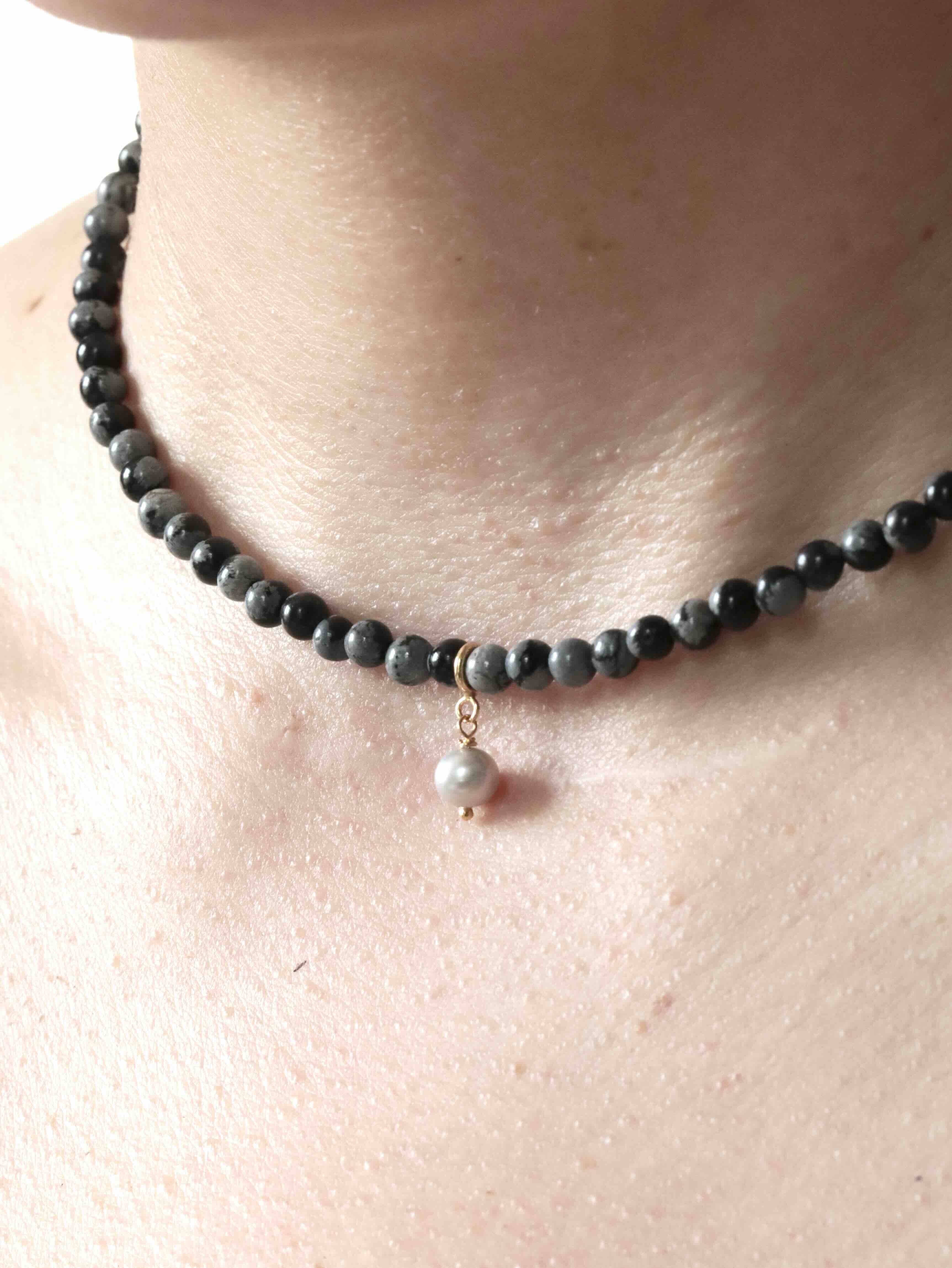 Charm Perle grise porté sur un collier SOLYA — bijou personnalisable Gold-filled 14K