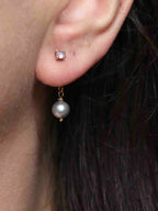 Charm Perle grise accroché à une boucle d'oreille Gold-filled 14K — SOLYA
