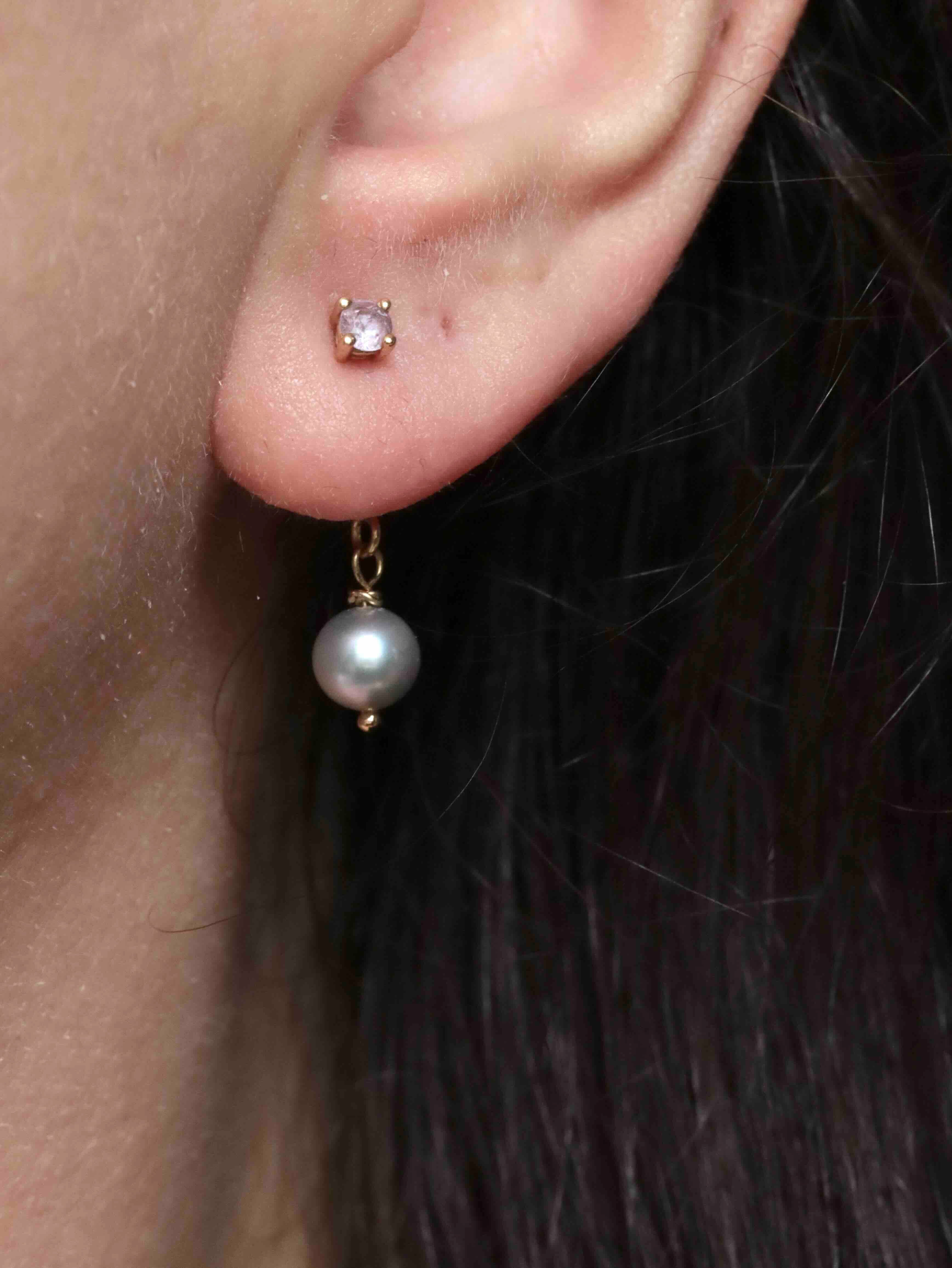 Charm Perle grise accroché à une boucle d'oreille Gold-filled 14K — SOLYA

