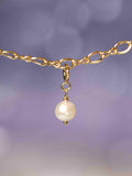 Gros plan sur le Charm Perle rosée Gold-filled 14K — Pierre de circulation des énergies SOLYA