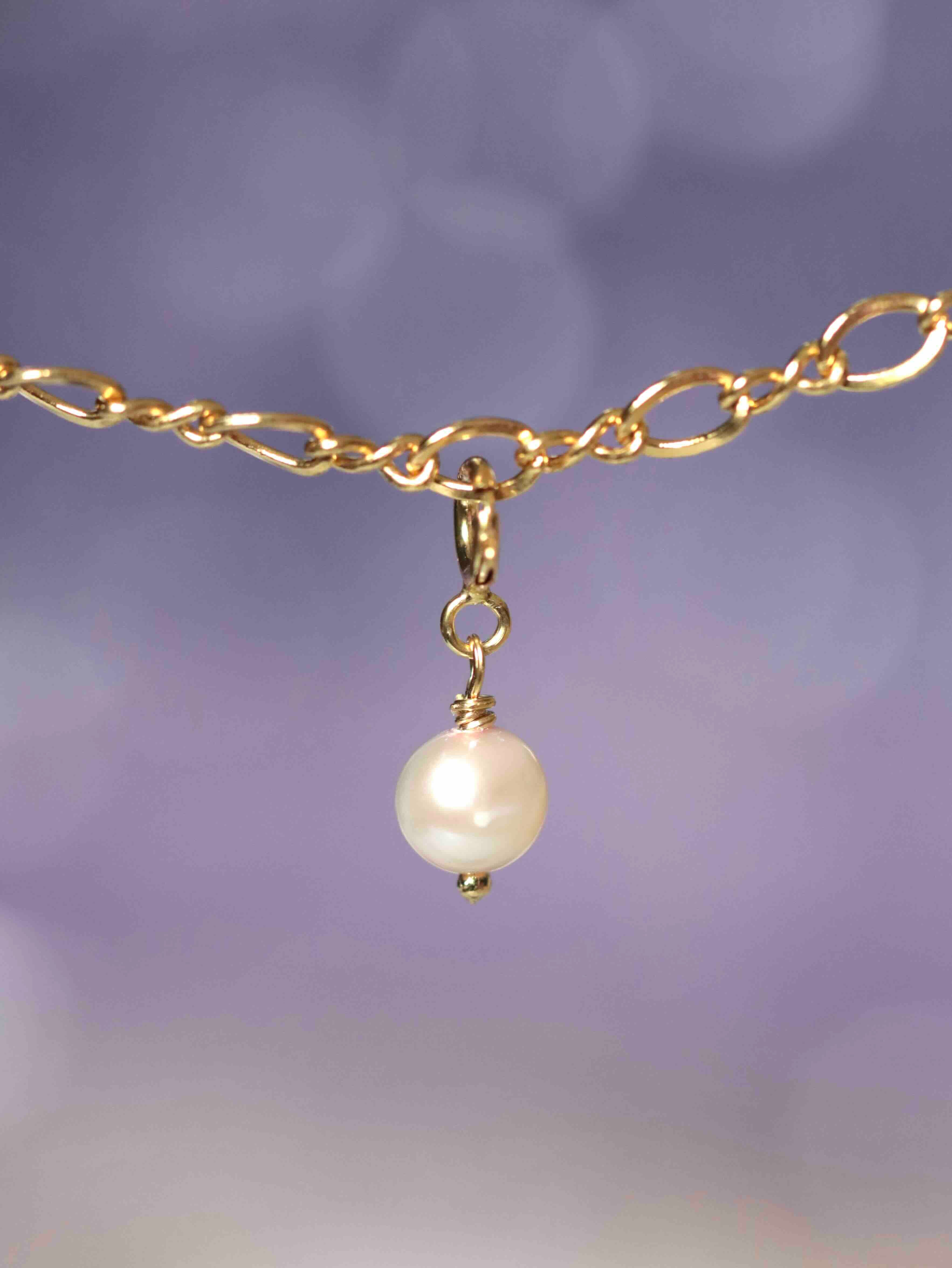Gros plan sur le Charm Perle rosée Gold-filled 14K — Pierre de circulation des énergies SOLYA