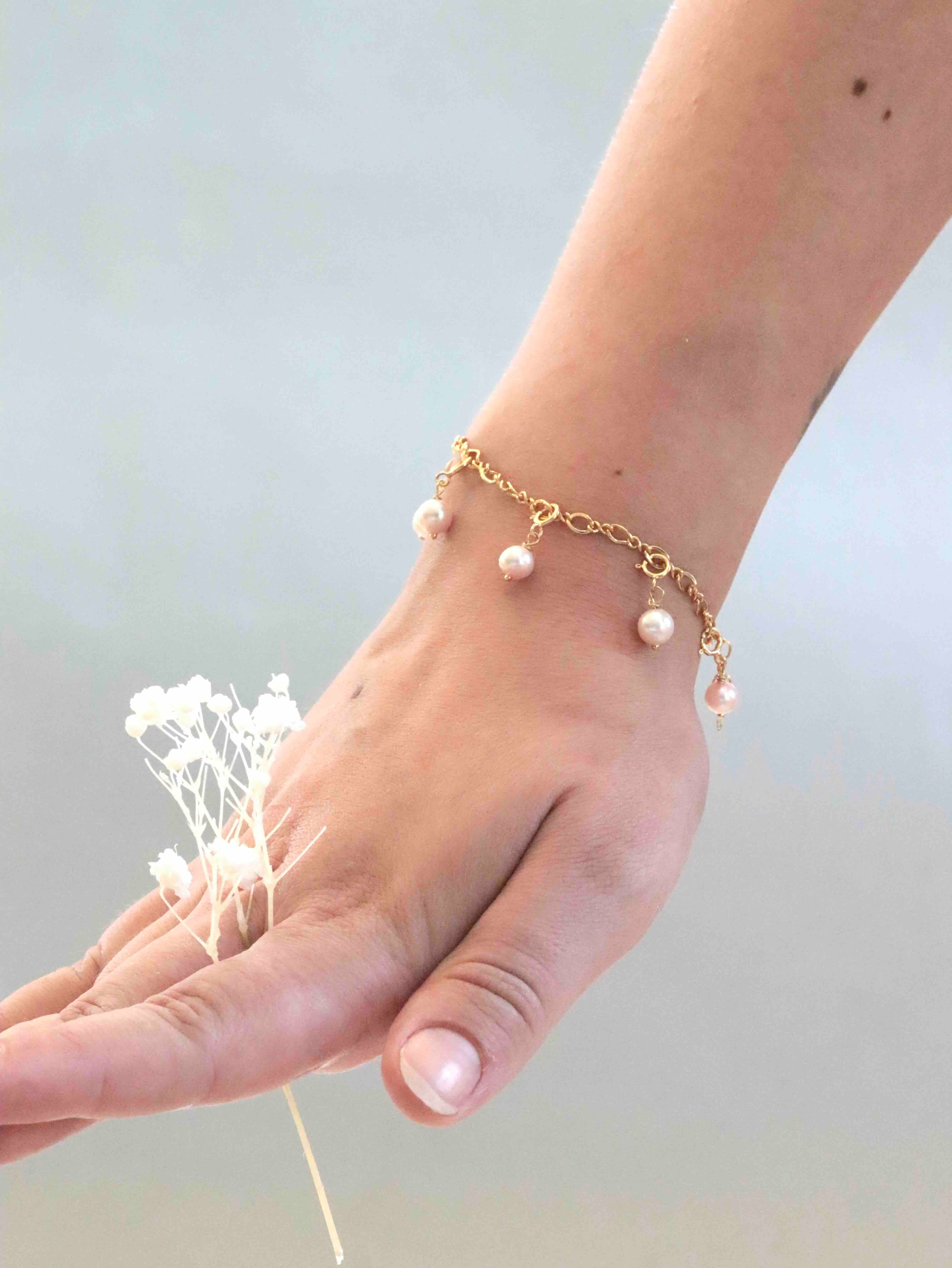 Charm Perle rosée porté sur un bracelet Gold-filled 14K — SOLYA