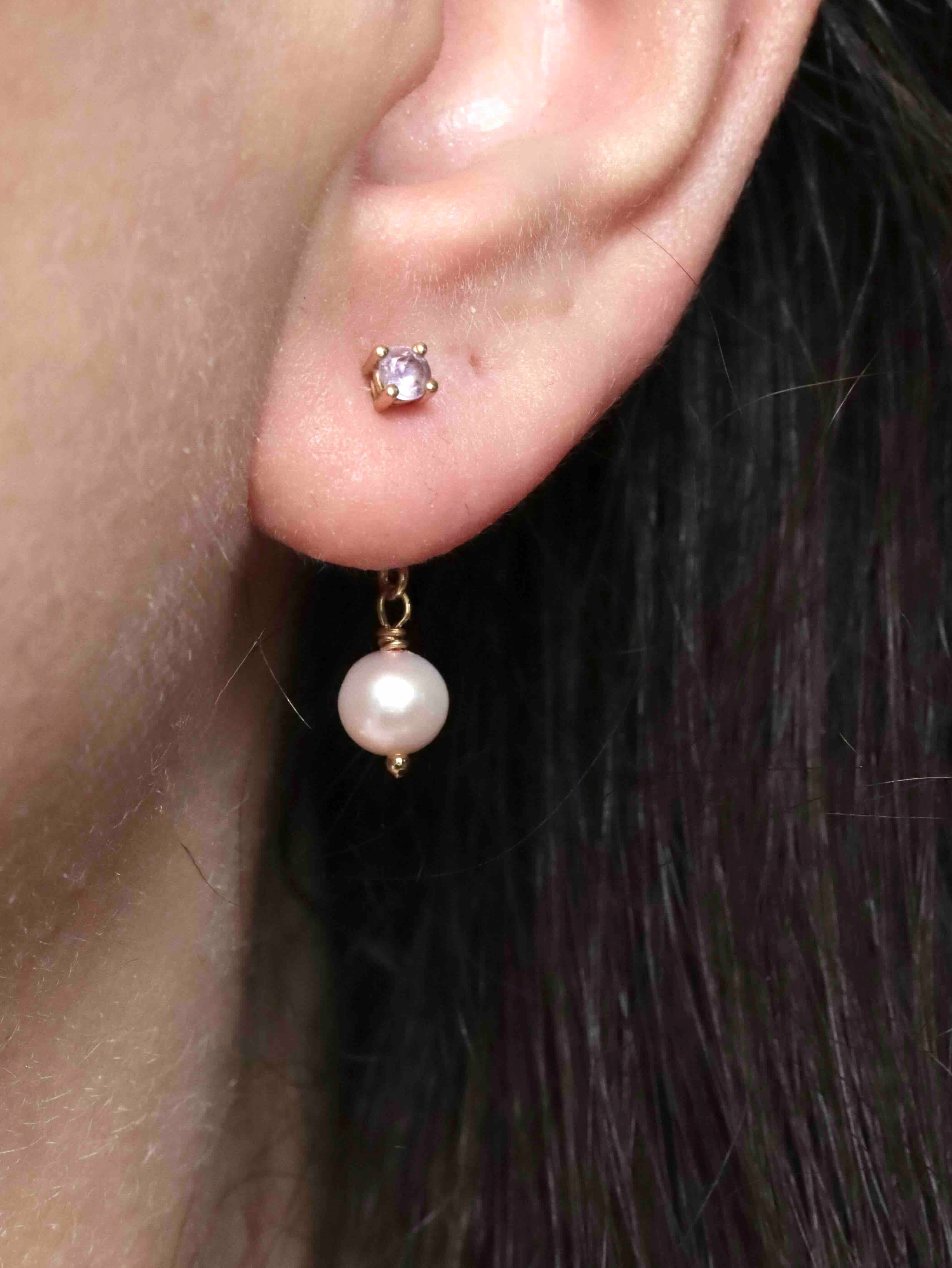 Charm Perle rosée accroché à une boucle d'oreille Gold-filled 14K — SOLYA